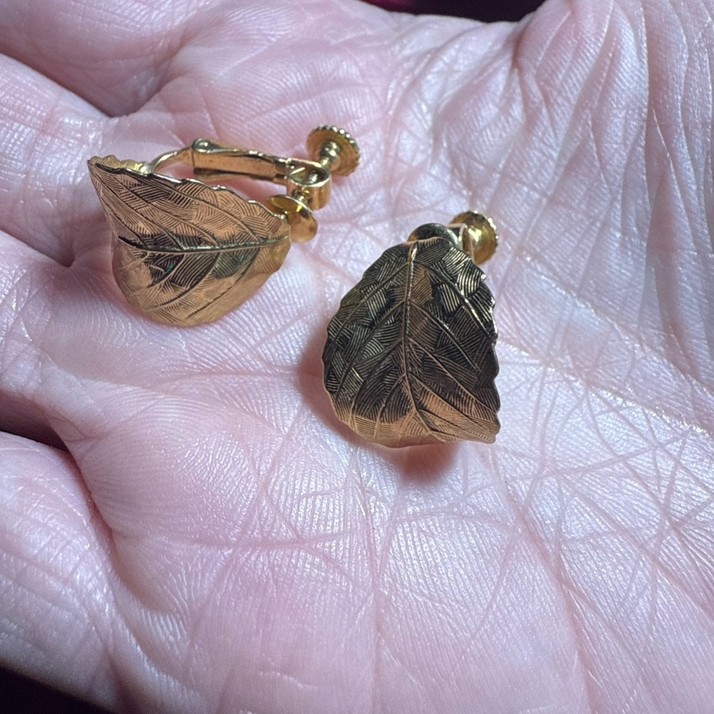 Vintage Clip-On Napier Gold-Tone Leafโ Earrings